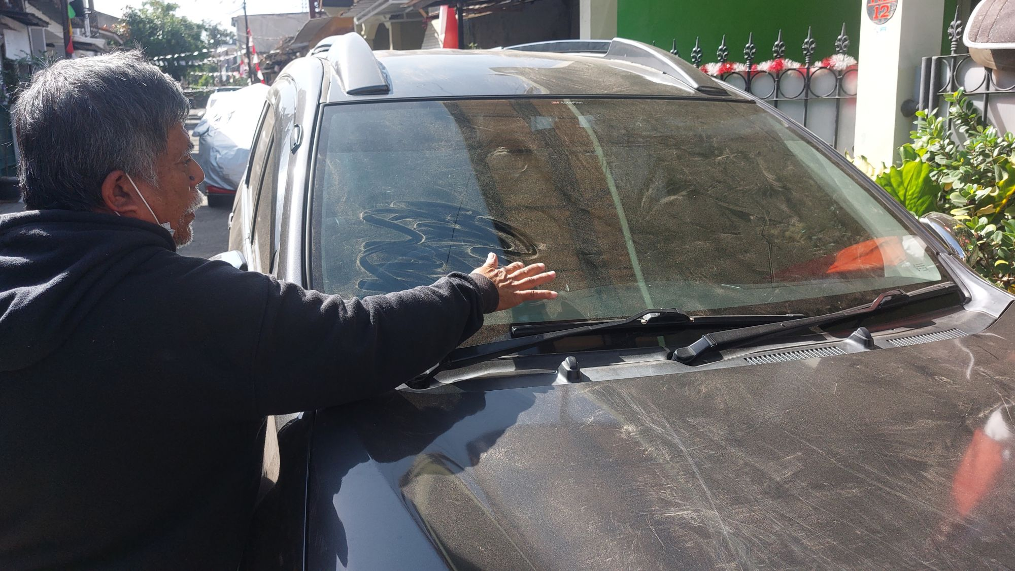 Bandung Raya Mendadak Diselimuti Debu, Mobil Warga Ikut Tertutup Lapisan Abu